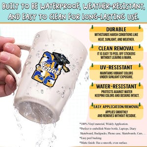 Puede incluir: Una taza blanca con una pegatina de graduaci&oacute;n "Senior 24" azul y amarilla y un gorro de graduaci&oacute;n negro. La taza es resistente al agua, a los rayos UV y f&aacute;cil de limpiar. La pegatina es duradera y f&aacute;cil de aplicar y quitar.
