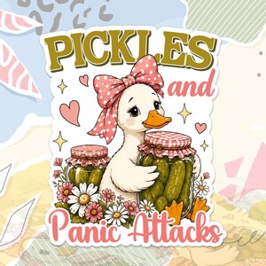 Peut inclure: Un autocollant représentant un canard blanc avec un nœud rose à pois, tenant un bocal en verre de cornichons verts. Un autre bocal est posé à côté. Le texte indique PICKLES and Panic Attacks. Le motif inclut des cœurs roses et des fleurs.