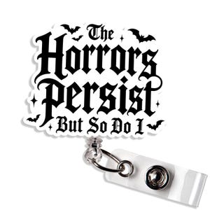 Los horrores persisten, pero yo también. Porta credenciales con cita motivacional, estilo gótico vintage. Regalo ideal para enfermeras y maestras.