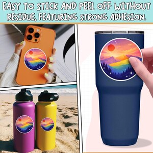 K&ouml;nnte beinhalten: Das Bild zeigt Aufkleber mit einem lebendigen Sonnenuntergangs- und Bergdesign. Die Aufkleber sind auf einem Telefon, einem Becher und Wasserflaschen angebracht. Der Text oben lautet: "EASY TO STICK AND PEEL OFF WITHOUT RESIDUE, FEATURING STRONG ADHESION."