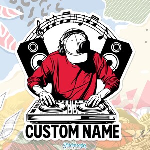 Peut inclure: Un autocollant représentant un DJ en chemise rouge et casquette blanche, manipulant des platines. Des enceintes noires et des notes de musique encadrent le DJ. Le texte "CUSTOM NAME" est en bas, avec la marque "StitchesCenter".