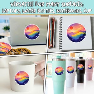 K&ouml;nnte beinhalten: Ein farbenfroher runder Aufkleber mit einem Sonnenuntergang &uuml;ber einer Bergkette, der auf einem Laptop, Notizbuch, Becher und Wasserflaschen angebracht ist. Der Aufkleber hat ein rotes Sonne, Regenbogenfarbene Berge und dunkelblaue B&auml;ume. Der Text oben lautet: VERSATILE FOR MANY SURFACES: LAPTOPS, WATER BOTTLES, NOTEBOOKS, CUP.
