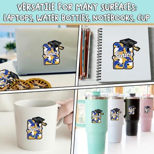 Puede incluir: Un collage de art&iacute;culos con una pegatina "Senior 2023". La pegatina est&aacute; en un port&aacute;til, un cuaderno, una taza y botellas de agua. La pegatina tiene un gorro de graduaci&oacute;n y el texto "Senior 23" en azul y amarillo.