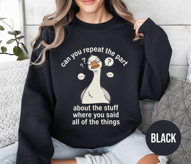 Puede incluir: Sudadera negra con una ilustraci&oacute;n de un ganso de dibujos animados y bocadillos. El texto de la sudadera dice "can you repeat the part about the stuff where you said all of the things". La palabra "BLACK" est&aacute; en un c&iacute;rculo en la parte inferior.