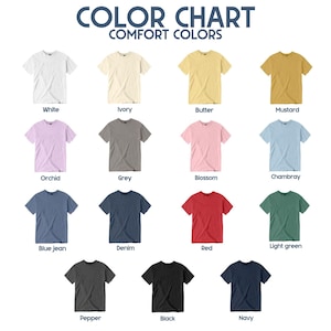 Puede incluir: Una carta de colores que muestra camisetas Comfort Colors en varios tonos. Las camisetas est&aacute;n dispuestas en una cuadr&iacute;cula, con colores como blanco, marfil, mantequilla, mostaza, orqu&iacute;dea, gris, flor, chambray, azul vaquero, mezclilla, rojo, verde claro, pimienta, negro y marino.