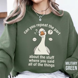 Puede incluir: Una taza de cer&aacute;mica blanca con un asa negra y el texto "But First, Coffee" en un estilo manuscrito. La taza mide probablemente 10 cm de alto y contiene aproximadamente 350 ml de l&iacute;quido.