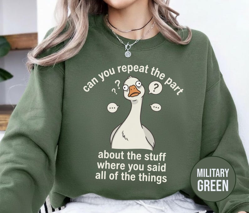 Puede incluir: Una taza de cer&aacute;mica blanca con un asa negra y el texto "But First, Coffee" en un estilo manuscrito. La taza mide probablemente 10 cm de alto y contiene aproximadamente 350 ml de l&iacute;quido.