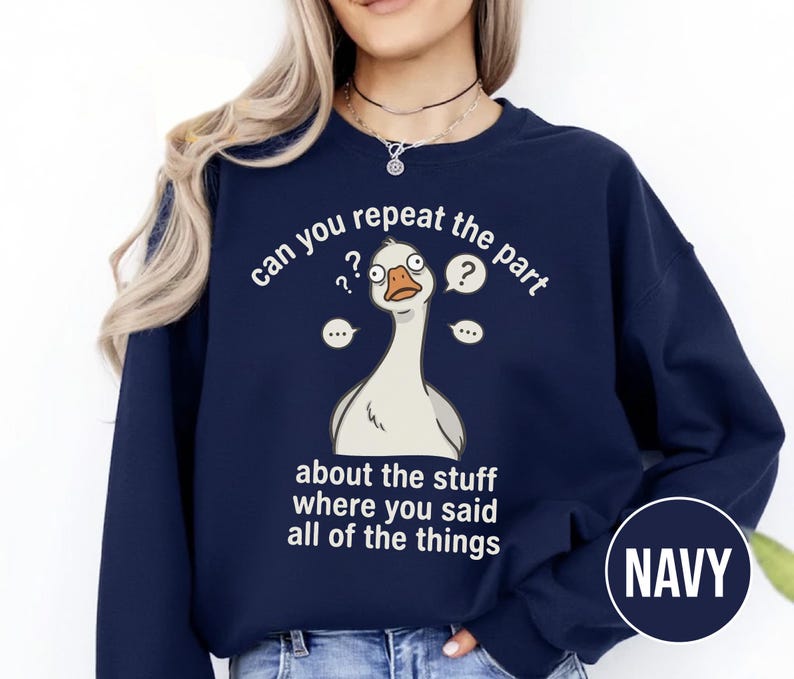Puede incluir: Sudadera azul marino con una ilustraci&oacute;n de un ganso de dibujos animados y el texto "can you repeat the part about the stuff where you said all of the things." La palabra "NAVY" est&aacute; en un c&iacute;rculo en la parte inferior derecha.