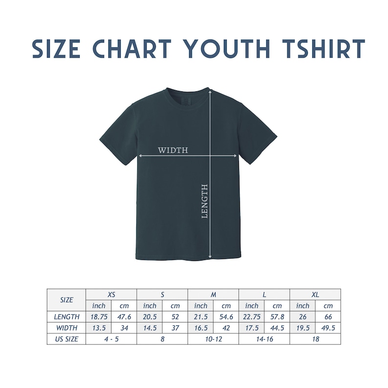 Puede incluir: Una camiseta juvenil de color verde azulado oscuro con una tabla de tallas. La tabla muestra las medidas en pulgadas y cent&iacute;metros para la longitud y el ancho, que van de la XS a la XL. Tambi&eacute;n se enumeran las tallas estadounidenses.