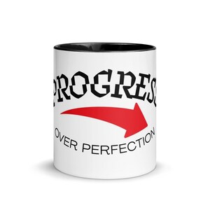 Framsteg framför perfektion Mugg med färg inuti
