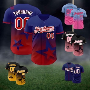 Puede incluir: Camisetas de béisbol en varios colores, incluyendo azul, negro y amarillo, con gráficos de estrellas y la opción de texto personalizado como "YOURNAME" y números. Las camisetas tienen un diseño degradado.