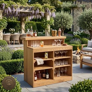 Può includere: Un mobile bar da esterno in legno chiaro con un piano d'appoggio piatto, diversi ripiani aperti e una sezione inferiore. I ripiani sono forniti di vari bicchieri, calici da vino, bottiglie di liquore e un secchiello per il ghiaccio in metallo.