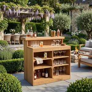 Può includere: Un mobile bar da esterno in legno marrone chiaro con un design a più livelli e ripiani aperti. L'unità contiene vari bicchieri, calici da vino e bottiglie di liquore. Un secchiello per il ghiaccio dorato e uno shaker poggiano sul piano.