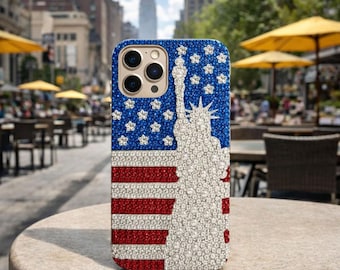 Funda para teléfono con bandera de EE. UU. hecha a mano con diamantes de imitación y Estatua de la Libertad. Diseño llamativo y brillante de SparkMuseCo.