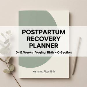 Pode incluir: Um planejador de recuperação pós-parto creme com o título "POSTPARTUM RECOVERY PLANNER" em negrito preto. O planejador tem um design de círculo verde sálvia. O texto "0-12 Weeks | Vaginal Birth + C-Section" está abaixo. Uma caneta está à direita.