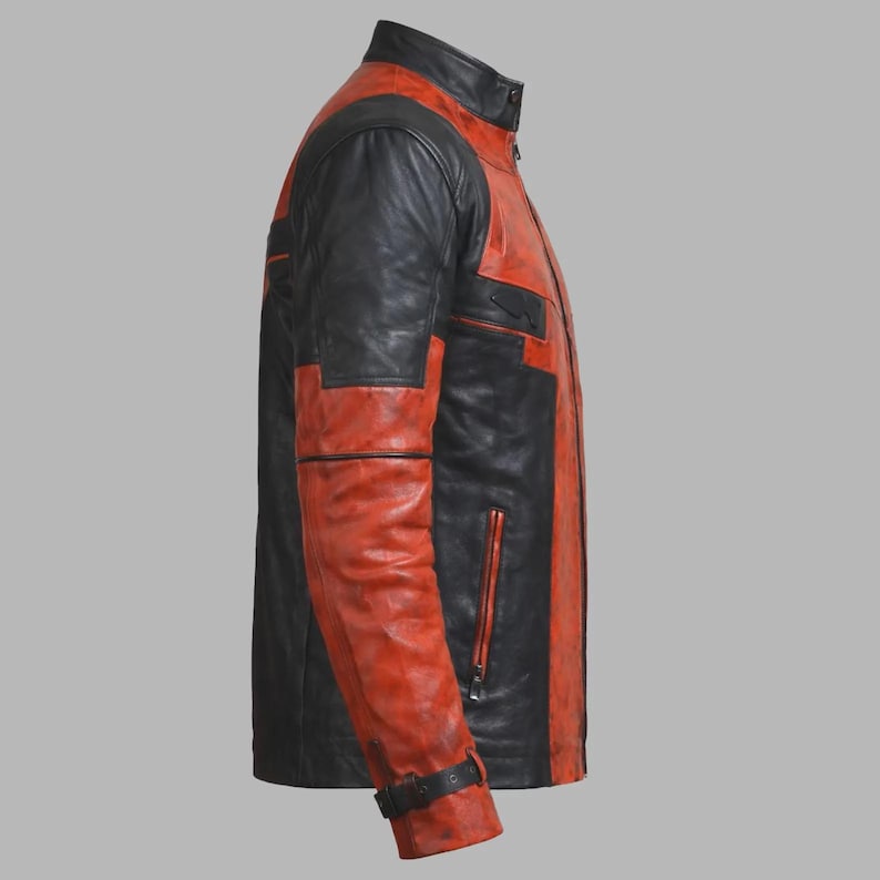 Puede incluir: Una chaqueta de cuero con un dise&ntilde;o de bloques de color en negro y rojo desgastado. La chaqueta incluye un cuello alzado, cierre de cremallera frontal, bolsillos laterales verticales con cremallera y una correa con hebilla en el pu&ntilde;o.