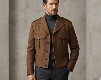 Braune Militärjacke für Herren, maßgeschneiderter Feldmantel für Herren, Vintage-inspirierter Knopf
