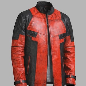 Puede incluir: Una chaqueta de cuero roja y negra con cuello alzado, cremallera frontal completa y detalles de cuero negro en hombros y costados. Las mangas incluyen correas con hebilla ajustables en los pu&ntilde;os y detalles de costuras horizontales.