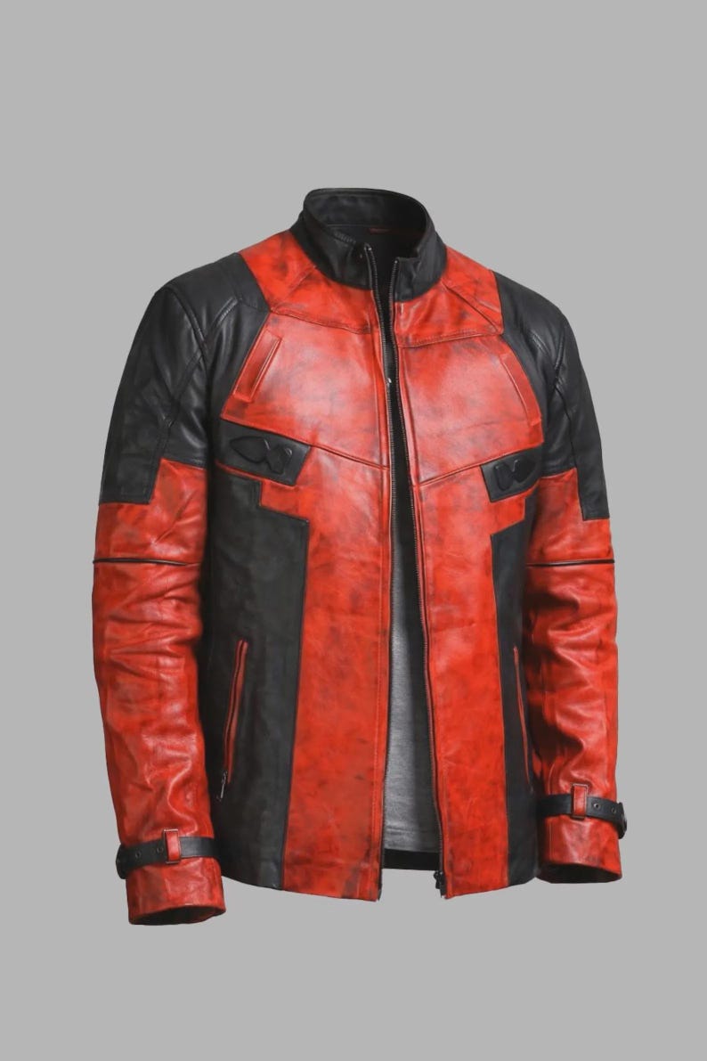 Puede incluir: Una chaqueta de cuero roja y negra con cuello alzado, cremallera frontal completa y detalles de cuero negro en hombros y costados. Las mangas incluyen correas con hebilla ajustables en los pu&ntilde;os y detalles de costuras horizontales.