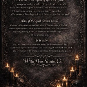 K&ouml;nnte beinhalten: Dunkle, gotisch gestaltete Q&A-Karte mit dem Text "Q&A" oben. Die Karte enth&auml;lt Fragen zu Zauberspr&uuml;chen und ihrer Sicherheit, mit dem Logo Wild Pear Studio Co unten. Angez&uuml;ndete Kerzen und ein Totenkopf sind sichtbar.