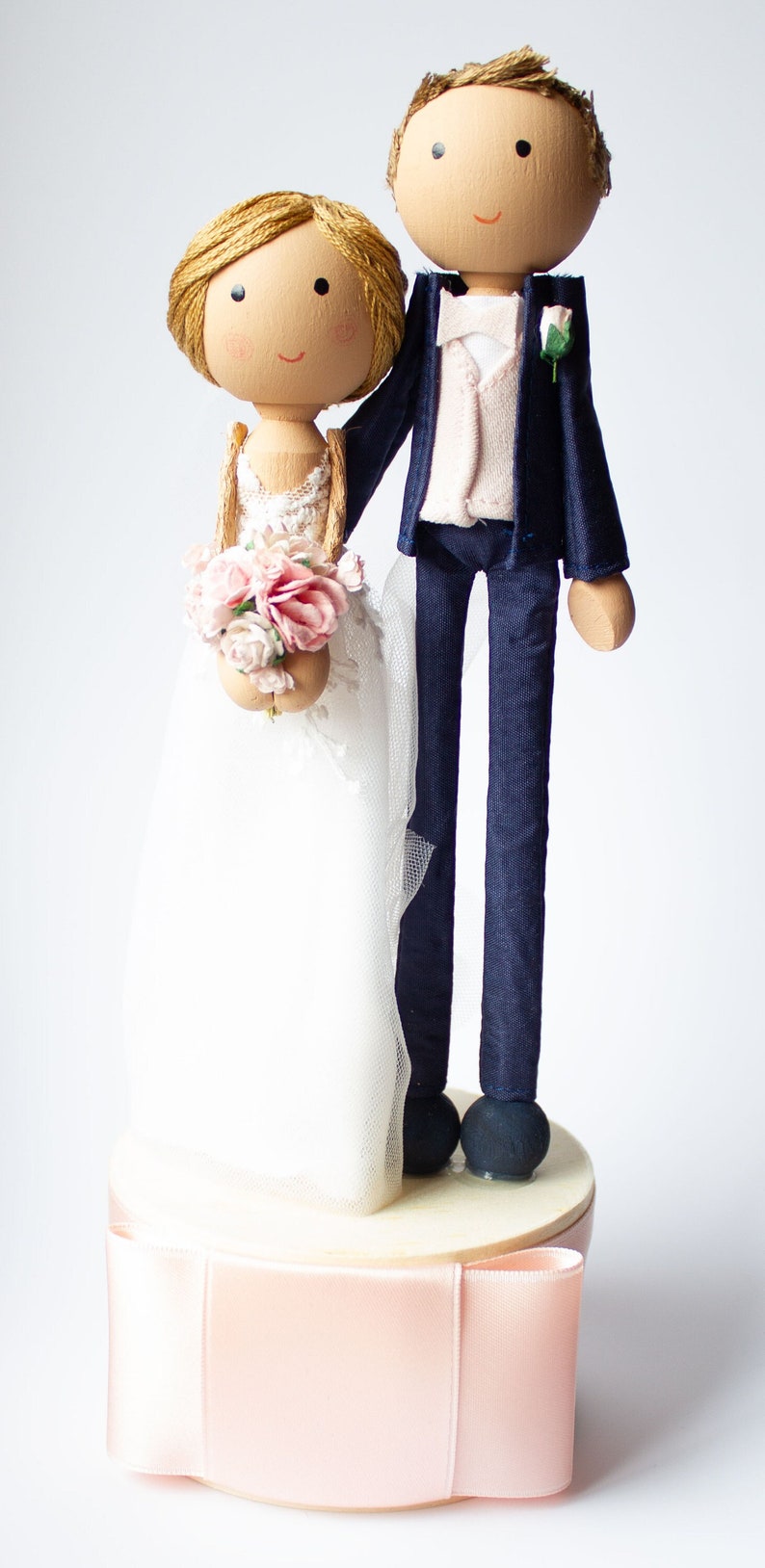 Ein Hochzeitspaar für die Hochzeitstorte, welche dem Brautpaar angepasst sind. Die Tortenfiguren haben den Look der Braut und des Bräutigams.