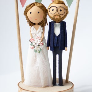 Hochzeitsfiguren aus Holz , welche an den Look des Brautpaares angepasst sind.