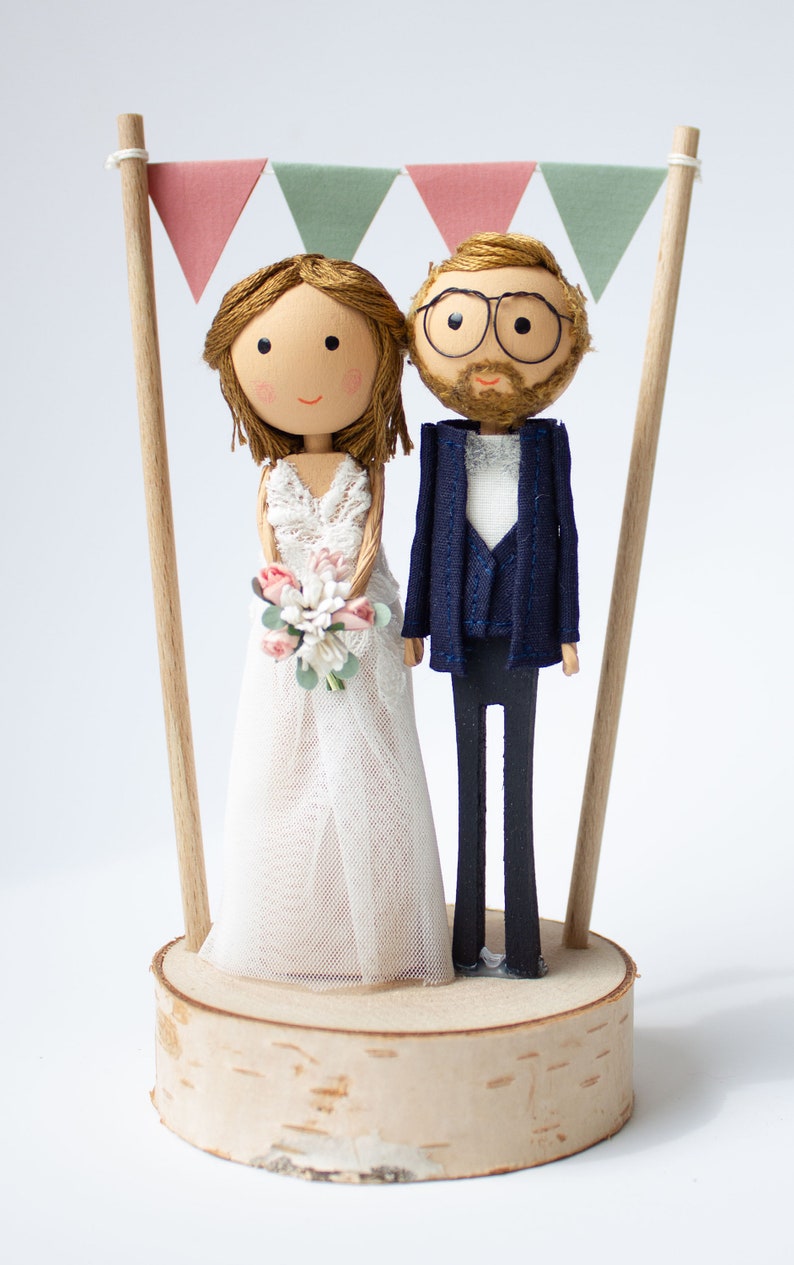 Hochzeitsfiguren aus Holz , welche an den Look des Brautpaares angepasst sind.