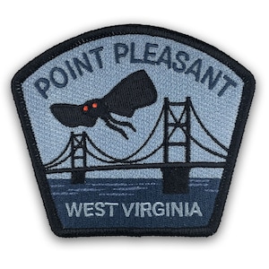 Op de afbeelding: Een blauw en zwart geborduurd patch met de tekst "Point Pleasant, West Virginia". De patch toont een silhouet van een brug en een vliegend wezen met rode ogen.