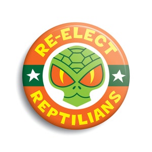 Può includere: Un bottone rotondo arancione con la scritta "RE-ELECT REPTILIANS" in giallo. Il bottone presenta una testa aliena verde con occhi arancioni e una testa segmentata verde. Due stelle bianche affiancano la testa aliena.
