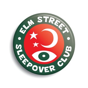 Peut inclure: Un bouton vert et blanc avec le texte "Elm Street Sleepover Club" autour du bord. Le centre du bouton présente un fond rouge avec un croissant de lune blanc et deux étoiles blanches, et un œil vert.