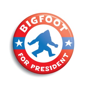 Puede incluir: Un botón rojo, blanco y azul con el texto "BIGFOOT FOR PRESIDENT" y una silueta de Bigfoot caminando.