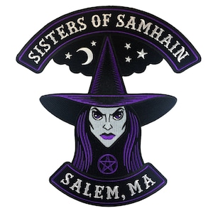 Może przedstawiać: Naszywka haftowana na fioletowo i biało z przedstawieniem czarownicy w czarnym kapeluszu i pentagramem. Tekst brzmi "Sisters of Samhain Salem, MA".