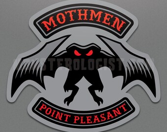 Puede incluir: Un parche negro y gris con el texto "Mothmen Point Pleasant" en rojo. Una criatura negra con ojos rojos y alas está en el centro del parche.