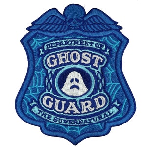 Op de afbeelding: Blauw en wit geborduurd patch met een geest en de tekst "Department of Ghost Guard The Supernatural".