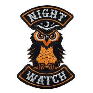 Pode incluir: Etiqueta bordada preta e laranja com uma coruja e o texto "NIGHT WATCH" em branco.
