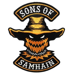 Op de afbeelding: Zwarte en oranje geborduurde patch met een vogelverschrikker gezicht en de tekst "Sons of Samhain".