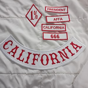 Puede incluir: Tejido acolchado blanco con varios parches bordados. Los parches incluyen "1%" en un diamante rojo, "PRESIDENT", "AFFA", "CALIFORNIA" y "666" en letras rojas sobre rectángulos blancos, y un parche curvo que dice "CALIFORNIA" en rojo.