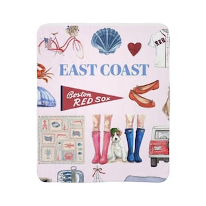 Puede incluir: Una manta rosa con varias ilustraciones, incluyendo una bicicleta roja, una concha, un corazón, una camiseta de béisbol y el texto "EAST COAST" y "Boston RED SOX". Otras imágenes incluyen un perro, botas y un coche rojo.