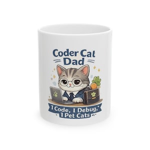 Könnte beinhalten: Weißer Keramikbecher mit einer Cartoon-Katze mit Brille und Anzug, die an einem Laptop arbeitet. Der Becher trägt den Text "Coder Cat Dad" und "I Code, I Debug, I Pet Cats."
