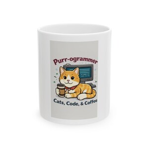 Pode incluir: Caneca de cerâmica branca com um gato de desenho animado segurando uma xícara de café, com um computador ao fundo. A caneca tem o texto "Purr-ogrammer" acima do gato e "Cats, Code, & Coffee" abaixo.