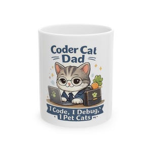 Op de afbeelding: Witte keramische mok met een cartoonkat met een bril en een pak, die op een laptop werkt. De mok toont de tekst "Coder Cat Dad" en "I Code, I Debug, I Pet Cats."