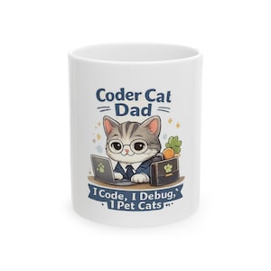 Op de afbeelding: Witte keramische mok met een cartoonkat met een bril en een pak, die een laptop gebruikt. De mok toont de tekst "Coder Cat Dad" en "I Code, I Debug, I Pet Cats."