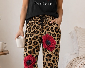 Abbigliamento da casa Poppy Leopard: maglietta e pantaloni del pigiama con la scritta "Present Over Perfect".