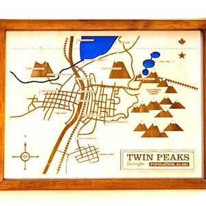 Mapa de Twin Peaks de madera, relleno de resina, Bookhouse Boys, madera y epoxi