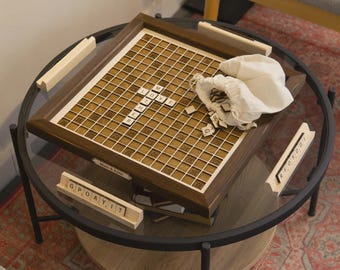 Scrabble: Gioco di parole rustico in legno fatto a mano, con tabellone girevole.