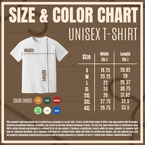 K&ouml;nnte beinhalten: Wei&szlig;es Unisex-T-Shirt mit Gr&ouml;&szlig;en- und Farbtabelle. Die Tabelle zeigt Ma&szlig;e in Zoll f&uuml;r die Gr&ouml;&szlig;en S bis 4XL. Farbauswahl: Tan, Moos, Karmesinrot, Hellgr&uuml;n, Elfenbein und Denim. Das Shirt besteht aus weicher Ringspinnbaumwolle.