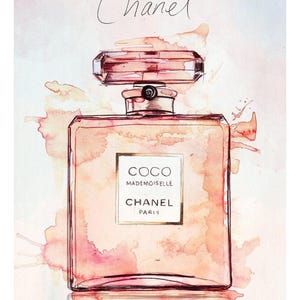 Könnte beinhalten: Aquarell-Illustration eines Coco Mademoiselle Chanel Parfümflakons. Die Flasche hat einen zarten rosa Farbton, eine rechteckige Form und einen facettierten Verschluss. Die Wörter "Chanel" und "Coco Mademoiselle Chanel Paris" sind sichtbar.