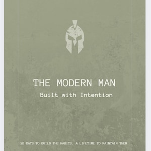 Op de afbeelding: Een poster met een getextureerde olijfgroene achtergrond. De bovenkant heeft een wit Spartaanse helm-icoon. De tekst luidt "THE MODERN MAN" en "Built with Intention". Daaronder staat "28 DAYS TO BUILD THE HABITS. A LIFETIME TO MAINTAIN THEM."