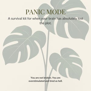 Może przedstawiać: Cyfrowy wydruk artystyczny z wystylizowaną ilustracją rośliny Monstera w odcieniach zieleni i szarości na kremowym tle. Tekst "PANIC MODE" jest wyświetlany nad tekstem "A survival kit for when your brain has absolutely lost the plot."