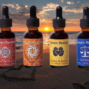 以下が含まれることがあります： 琥珀色の液体と黒いキャップが付いた4つのガラス製点滴瓶。各ボトルには「Seven Realms」というテキストと異なるデザインと配色が施されたラベルが付いています。ラベルには「Self-Discovery」などのフレーズも含まれています。
